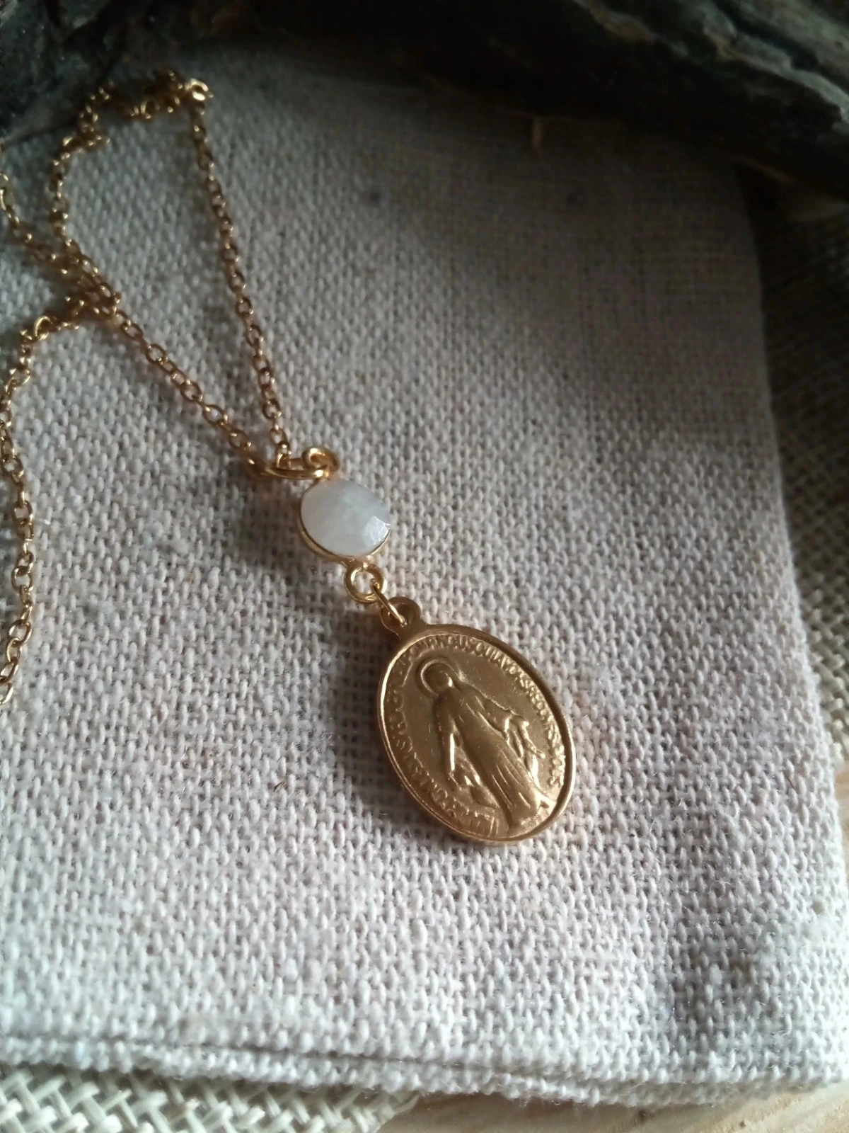 Collier vierge Marie et pierre de lune – photo 3